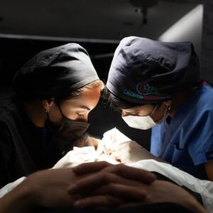 Die Bilder der beiden Ärzte, die in der Leicester Klinik in Rüsselsheim eine Haartransplantation durchführen.