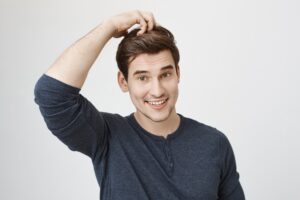 Ein zufriedener Patient nach der Haartransplantation in Frankfurt.