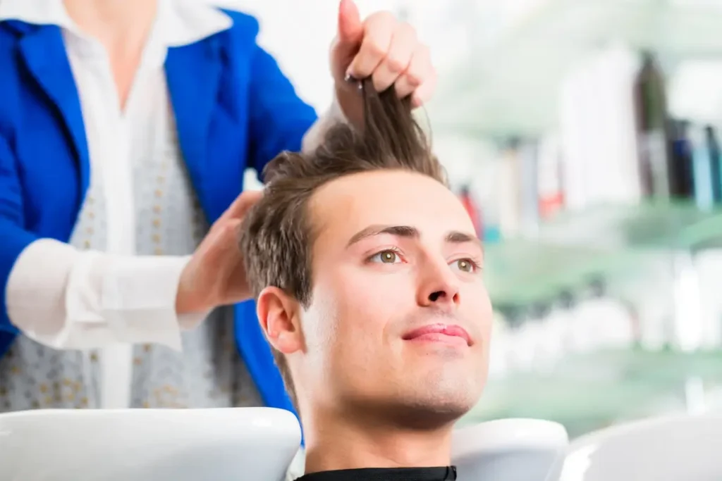 Ein junger Patient in den 20ern, der auf eine Haartransplantation wartet.