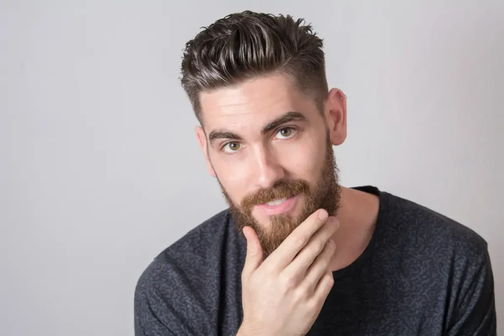ein-junger-mann-der-sich-gesund-ernahrt-um-haarausfall-zu-vermeiden (1)