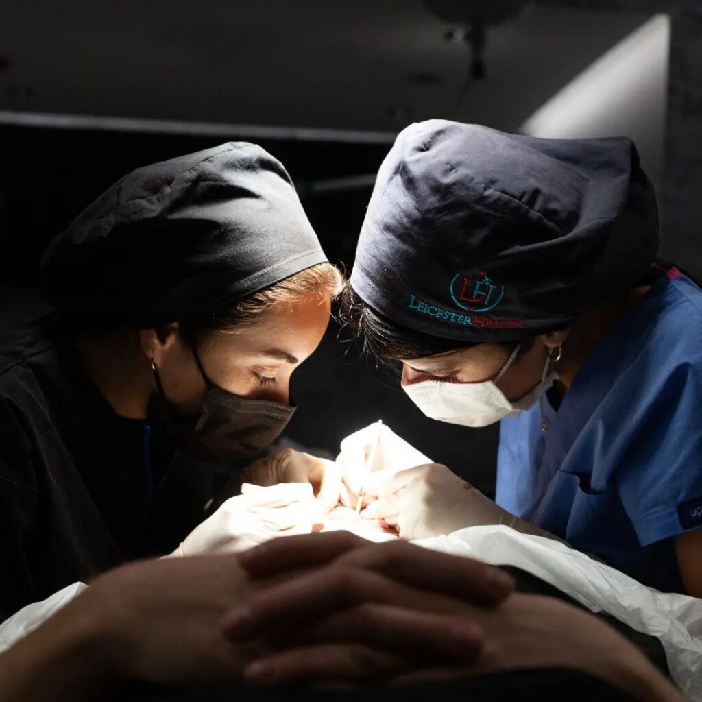 zwei-weibliche-arzte-in-der-haarklinik-die-dem-patienten-eine-haartransplantation-durchfuhren