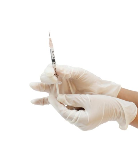 die-hand-einer-frau-die-eine-botox-spritze-halt